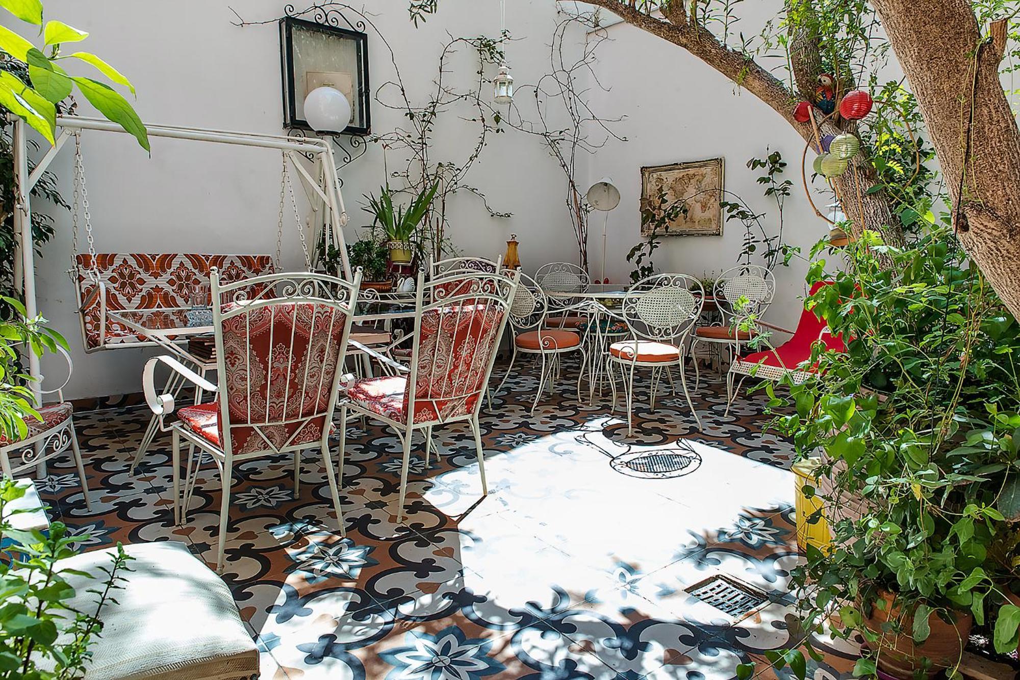 Bed in 6-Bed Dormitory Room with Shared Bathroom